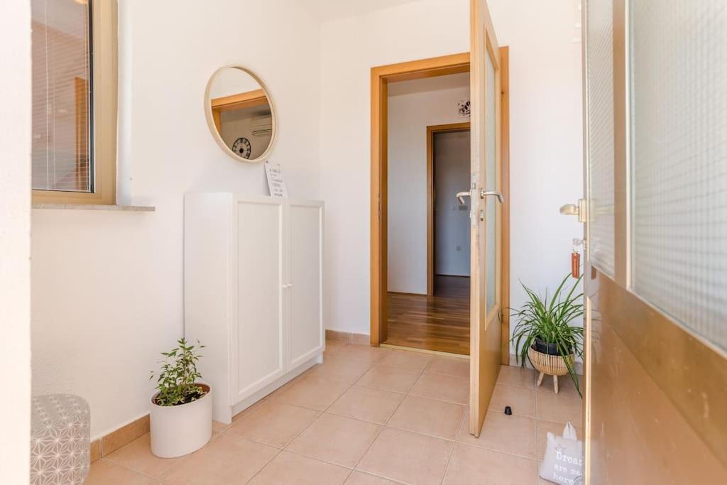 Apartment Roko - Up To 4 People With Free Parking Задар Экстерьер фото