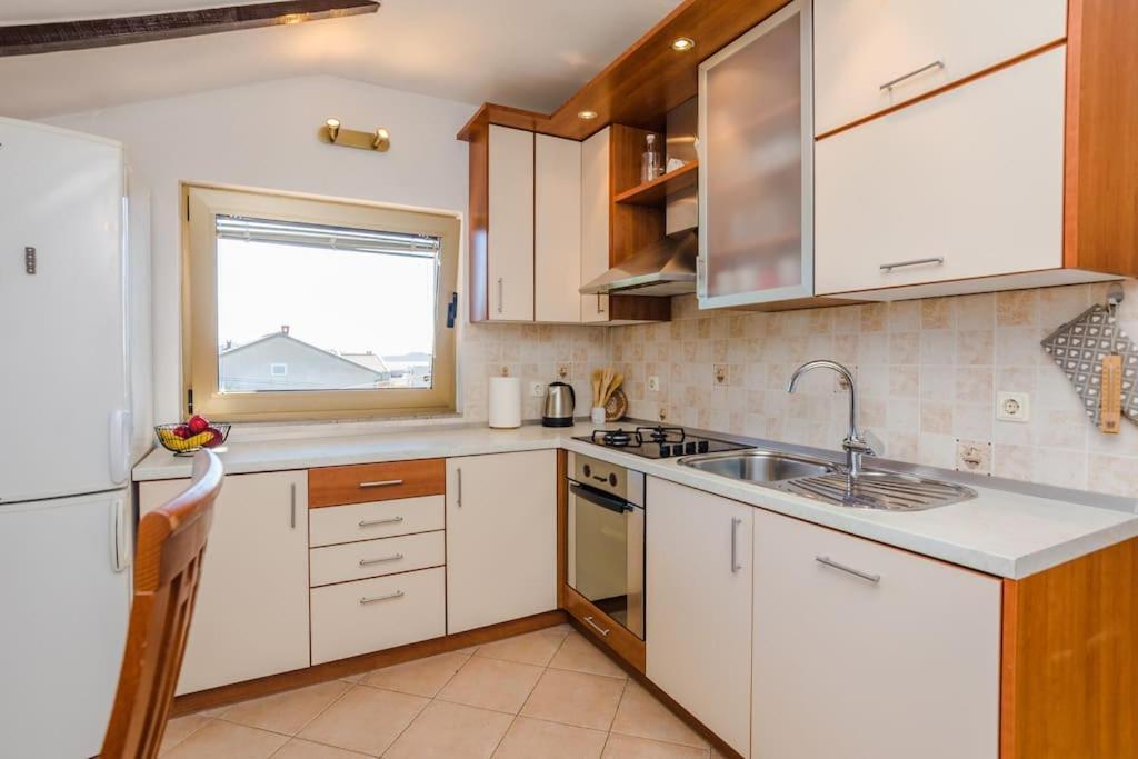 Apartment Roko - Up To 4 People With Free Parking Задар Экстерьер фото